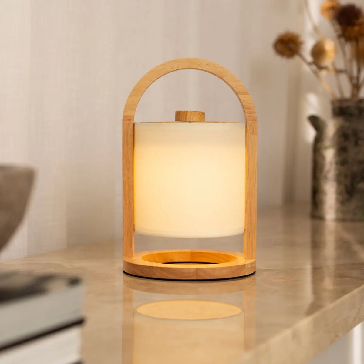 Lampada da tavolo in legno River ricaricabile e dimmerabile – senza fili, luce LED calda, con paralume in cotone – Tavellio Amsterdam