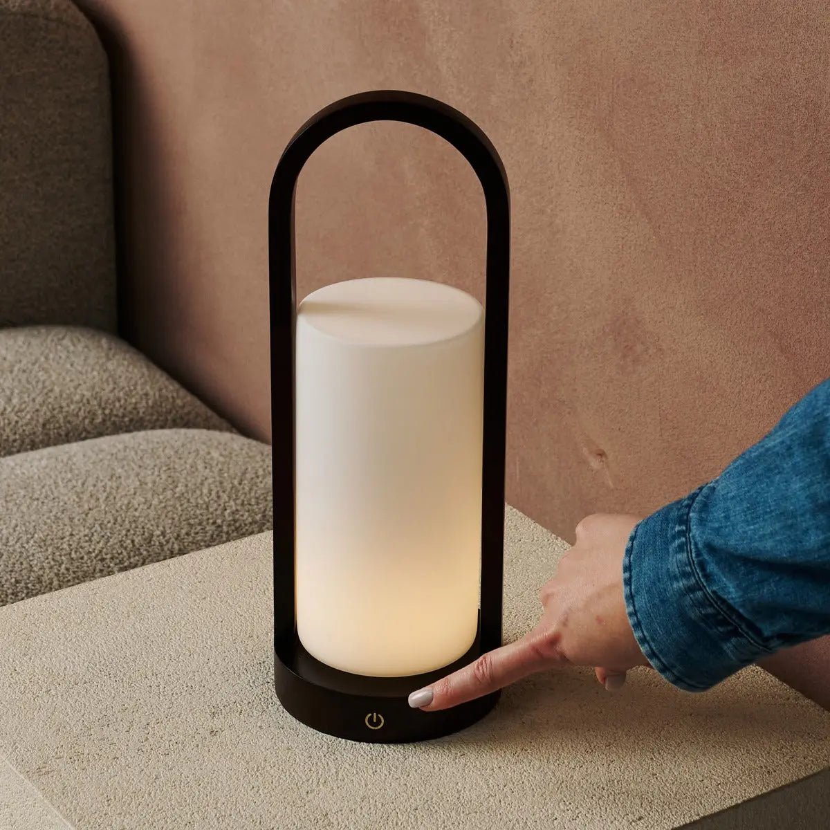 Evie lampada da tavolo ricaricabile in legno marrone scuro – dimmerabile, wireless, design naturale con vetro