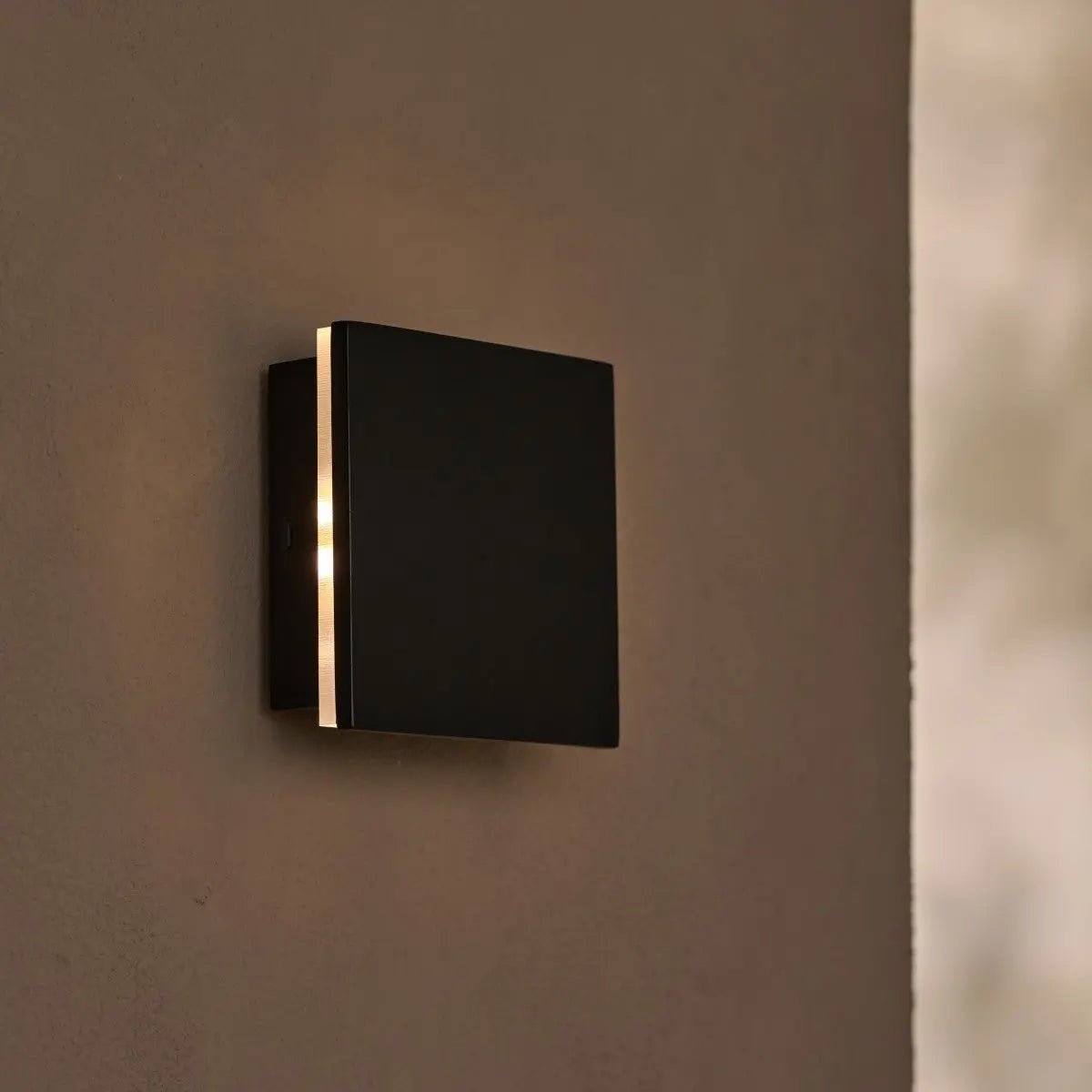 Applique da parete wireless nera Lane – illuminazione da parete in legno ricaricabile | Dimmerabile, USB-C, luce bianca calda (2700K)