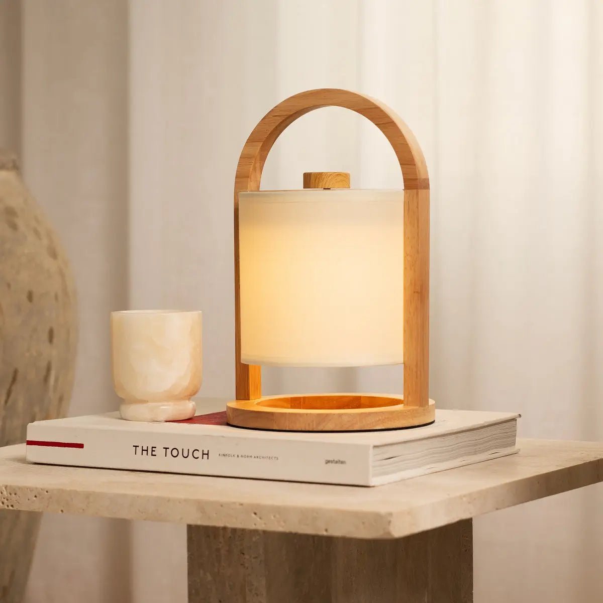 Lampada da tavolo in legno River ricaricabile e dimmerabile – senza fili, luce LED calda, con paralume in cotone – Tavellio Amsterdam