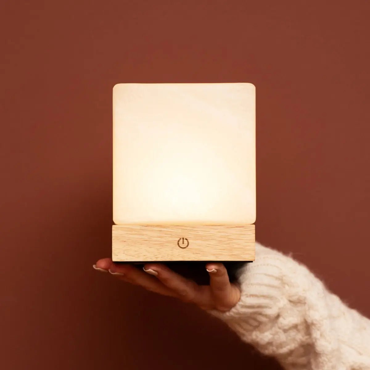 Lampada da tavolo in legno wireless YCE con vetro satinato | Ricaricabile | Dimmerabile | Durata batteria 100 ore | Controllo touch | USB-C