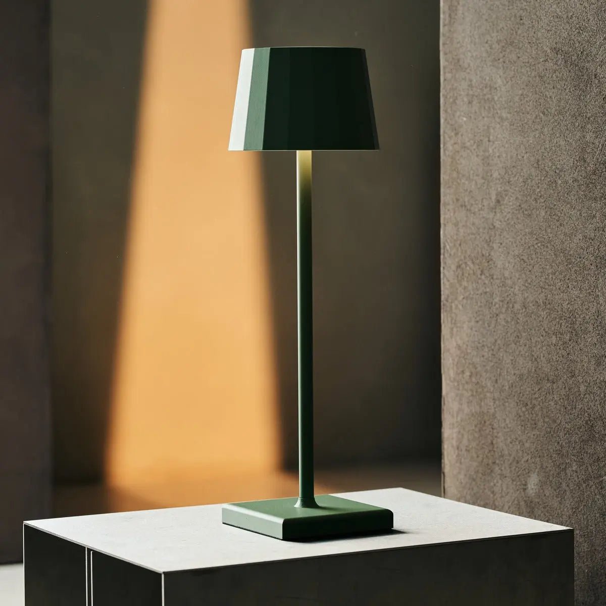 Wouter lampada da tavolo ricaricabile verde salvia | design dimmerabile wireless con 120 ore di autonomia della batteria e 3 modalità di luce – ideale per ogni ambiente