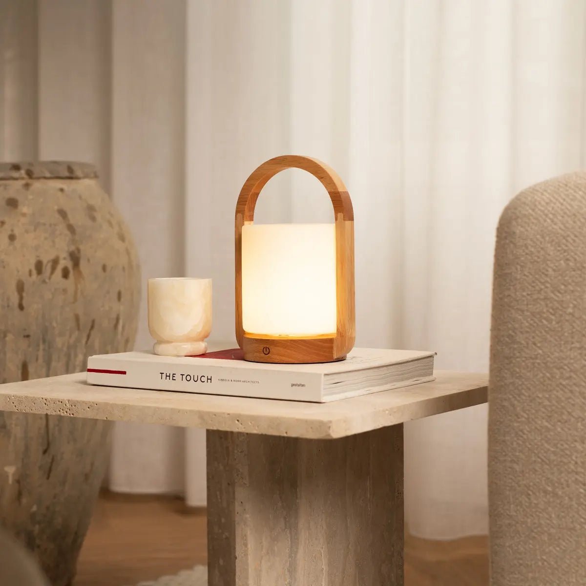 George lampada da tavolo ricaricabile in legno con vetro satinato e manico | Senza fili, dimmerabile e luce calda – fino a 100 ore di batteria