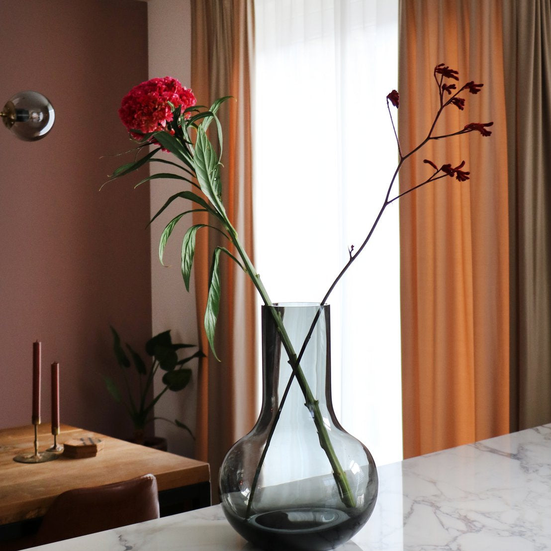 Seim Grey vaas mondgeblazen glas Ø25,5-28 x H37-50 cm | stijlvolle grijze bolvormige vaas voor bloemen en decoratie | Vase The World