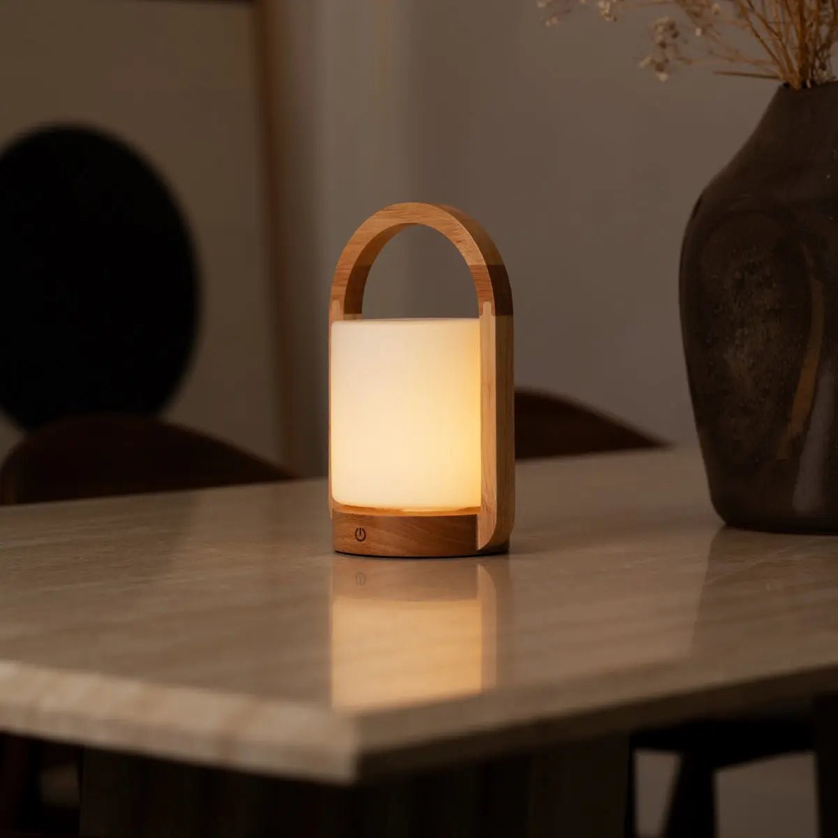 George lampada da tavolo ricaricabile in legno con vetro satinato e manico | Senza fili, dimmerabile e luce calda – fino a 100 ore di batteria