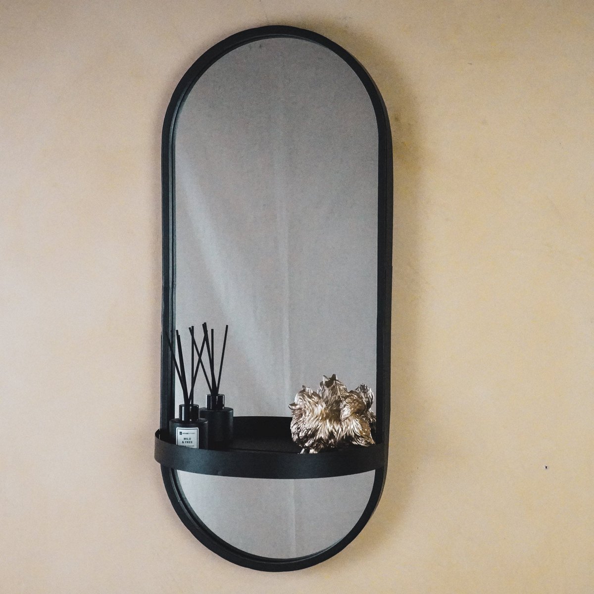 Ovalen Spiegel Metaal Zwart met Plank 30x70 cm – Housevitamin | Stijlvolle Spiegel met Ovaal Design en Opbergruimte
