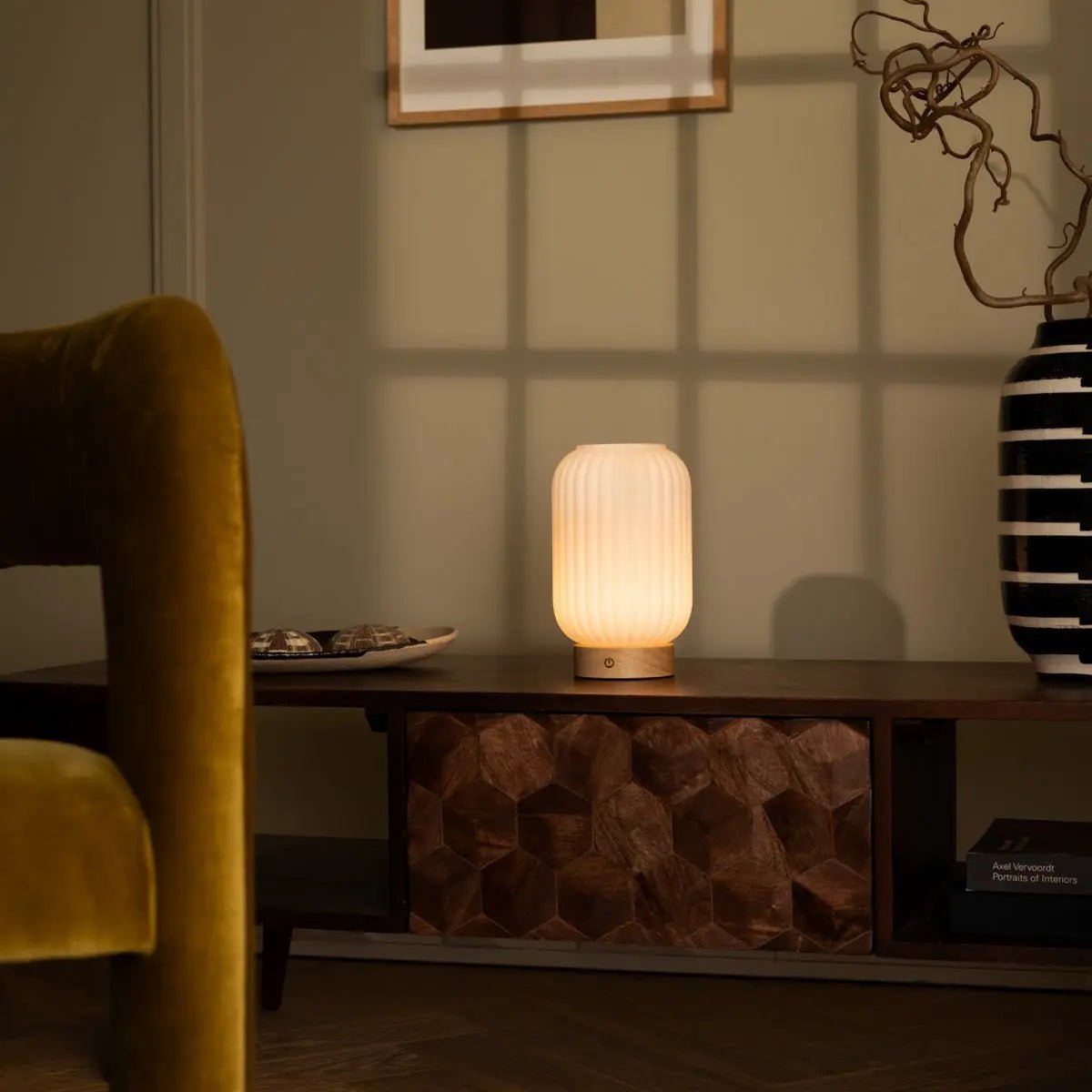 Lampada da tavolo ricaricabile Lilly con base in legno e vetro satinato – dimmerabile, senza fili, 3 modalità di luce per ogni atmosfera