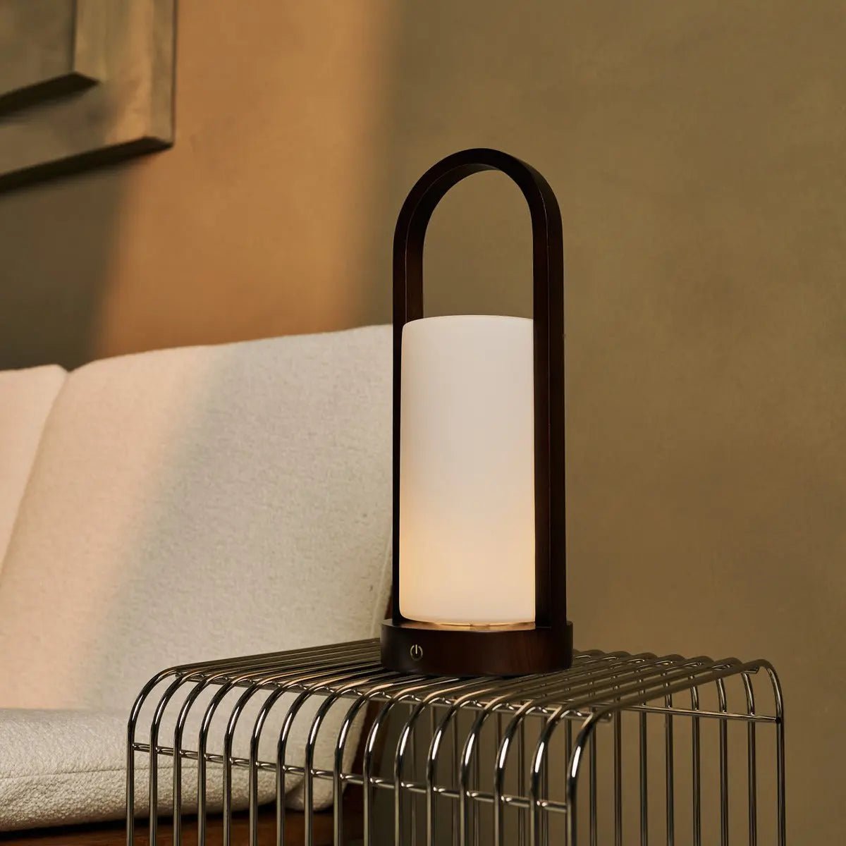 Evie lampada da tavolo ricaricabile in legno marrone scuro – dimmerabile, wireless, design naturale con vetro