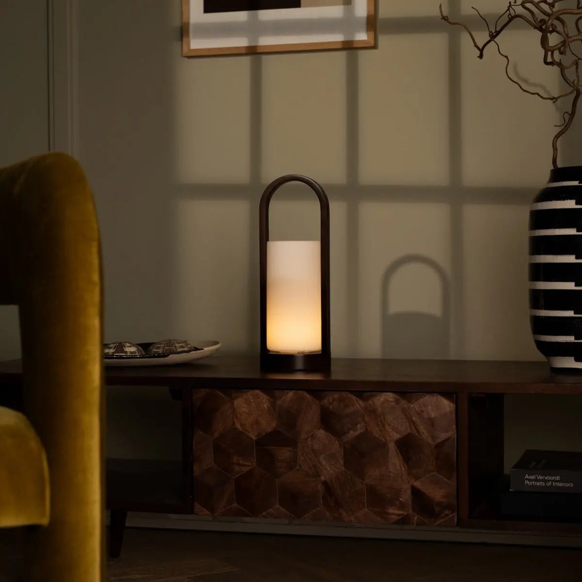 Evie lampada da tavolo ricaricabile in legno marrone scuro – dimmerabile, wireless, design naturale con vetro