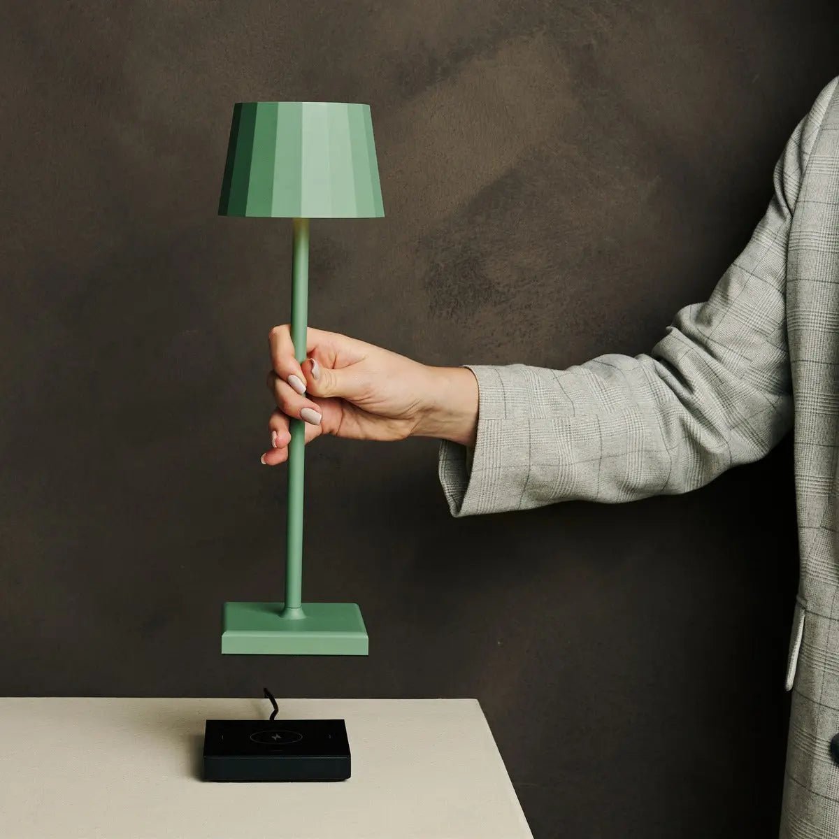 Wouter lampada da tavolo ricaricabile verde salvia | design dimmerabile wireless con 120 ore di autonomia della batteria e 3 modalità di luce – ideale per ogni ambiente