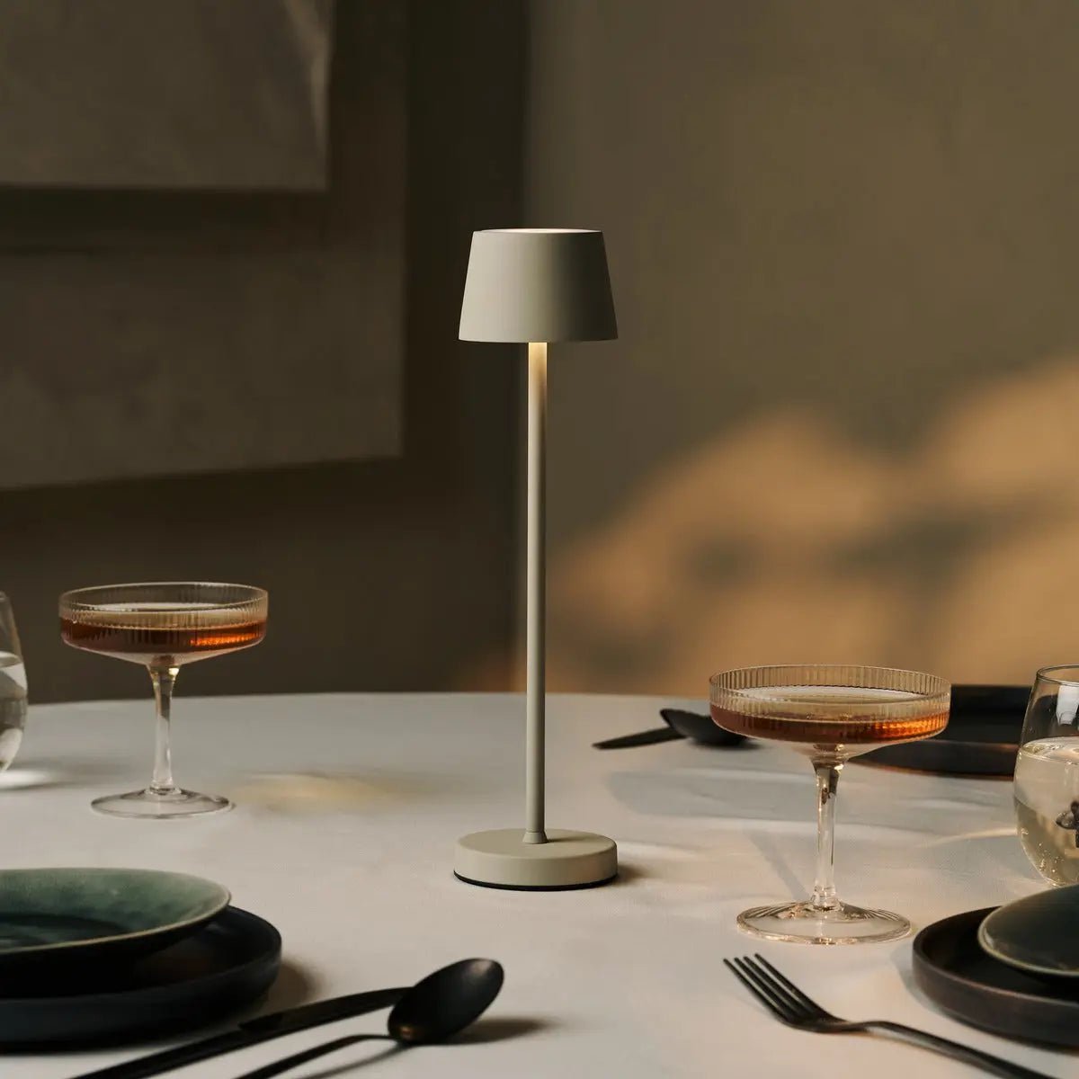Set Combi Vondel Mini Shadow Grigio – 8 lampade da tavolo wireless & stazione di ricarica | Dimmerabile, resistente all'acqua, perfetto per horeca & hotel