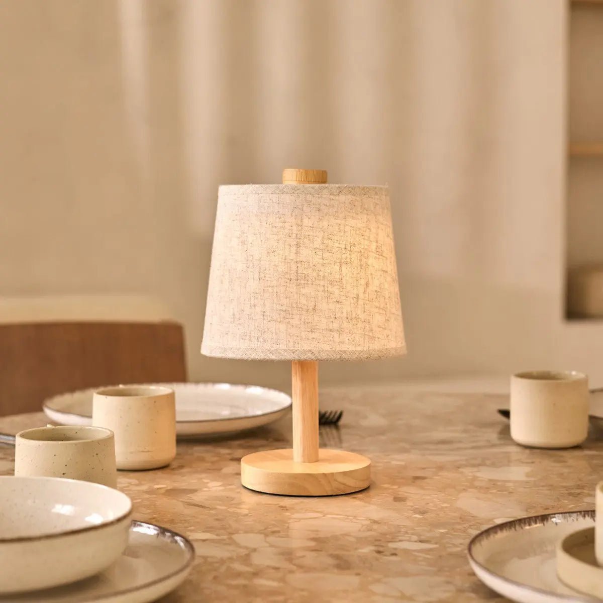 Lampada da tavolo ricaricabile Rover in legno marrone chiaro con paralume in tessuto, wireless, dimmerabile, USB-C, 3 livelli di luce, IP44 resistente agli schizzi