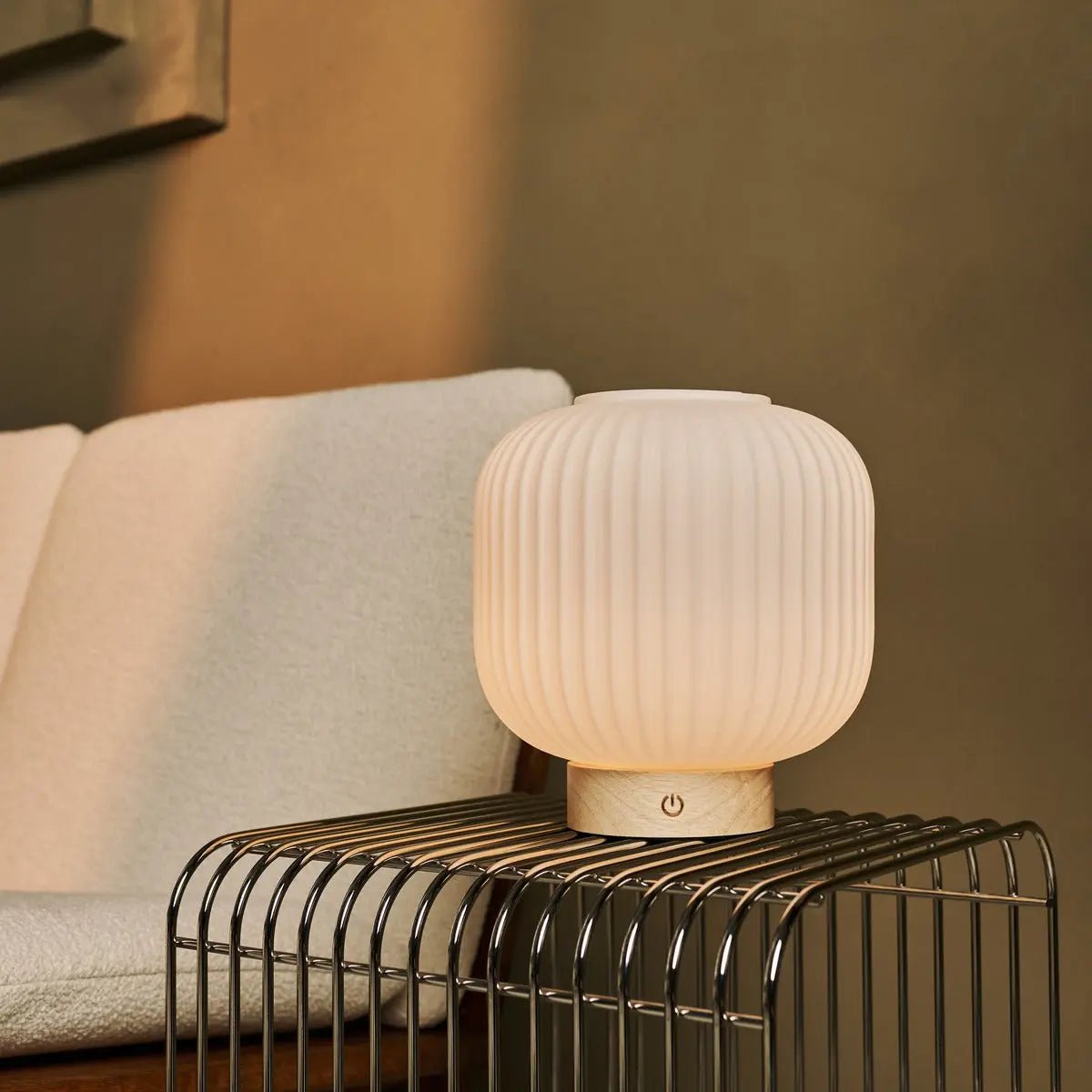 Lampada da tavolo ricaricabile LYLA in vetro satinato e legno | LED dimmerabile con 3 livelli di luce | USB-C | Illuminazione wireless d'atmosfera
