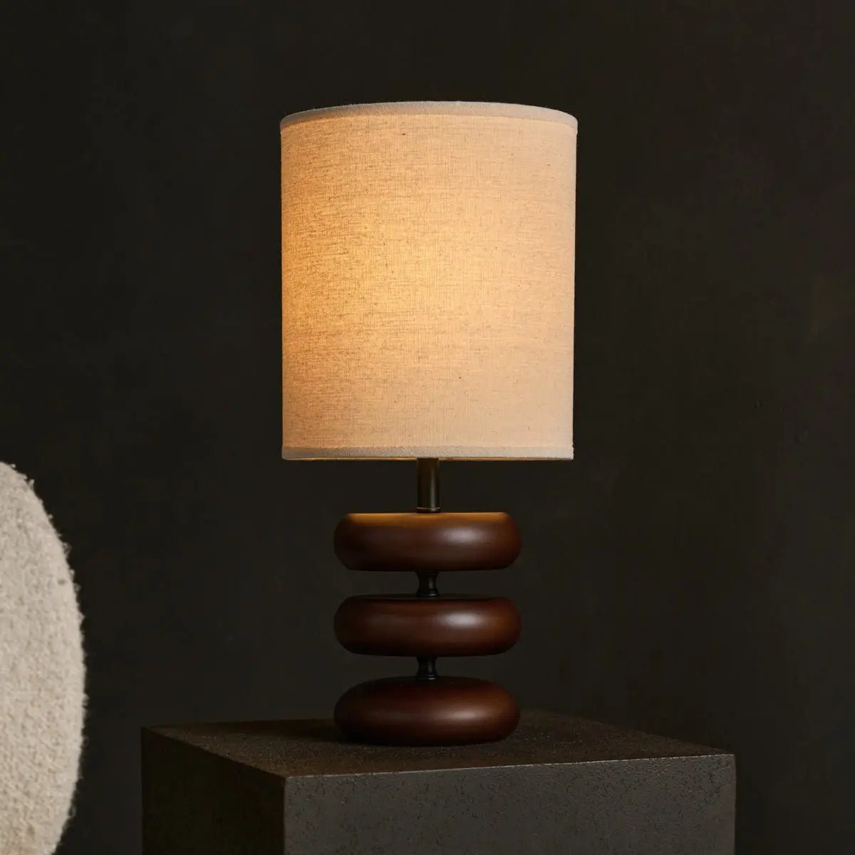 Lara lampada da tavolo in legno marrone scuro – lampada rustica con paralume in lino crema | Fatto a mano, attacco E27, 44 cm di altezza