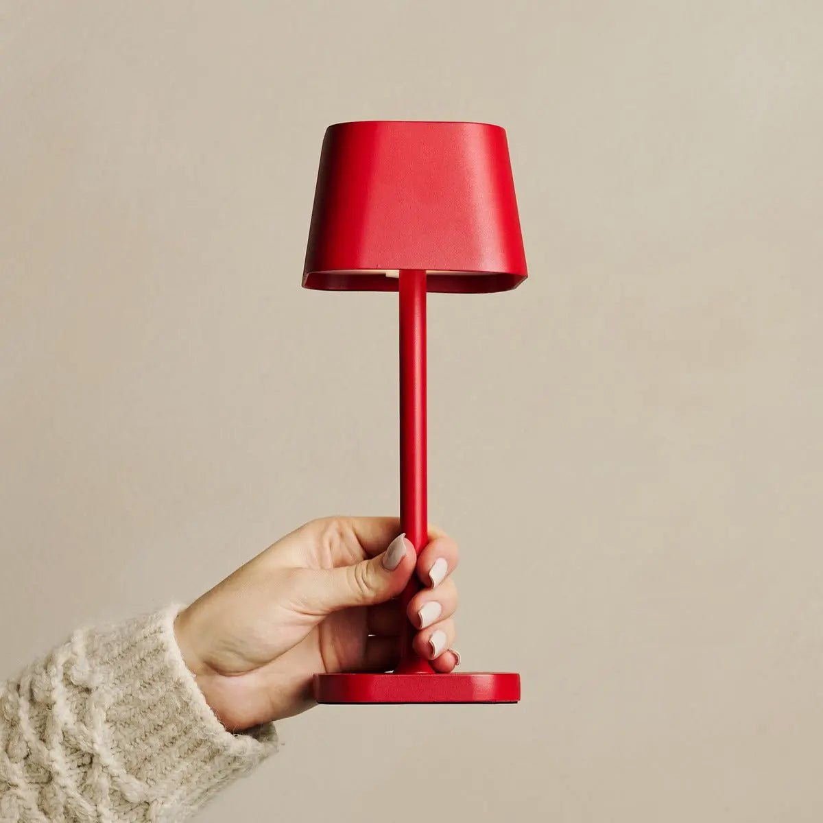 Ava Berry Red lampada da tavolo ricaricabile – senza fili, dimmerabile e design elegante per ogni ambiente